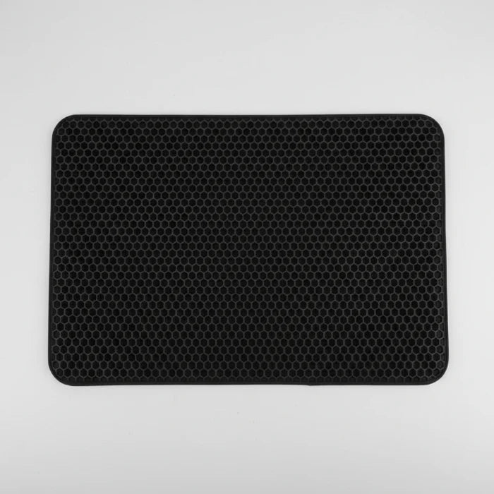 Tapis litière chat noir à texture alvéolée pour retenir les grains et protéger le sol
