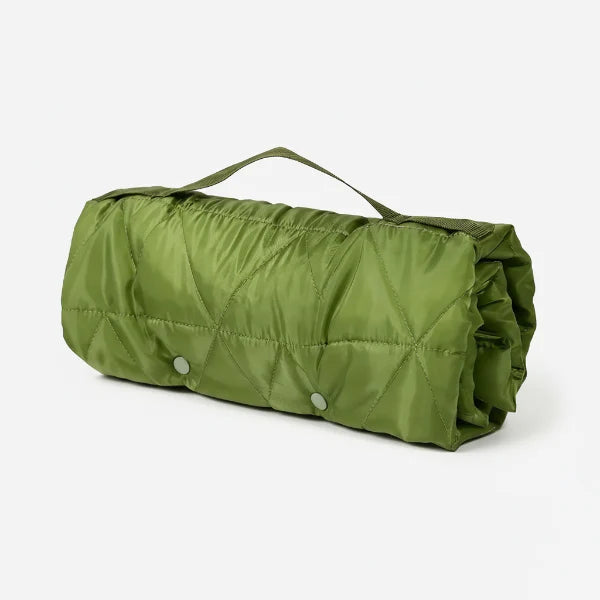 Tapis pour chien pliable en vert avec une poignée pour un transport facile et un design matelassé