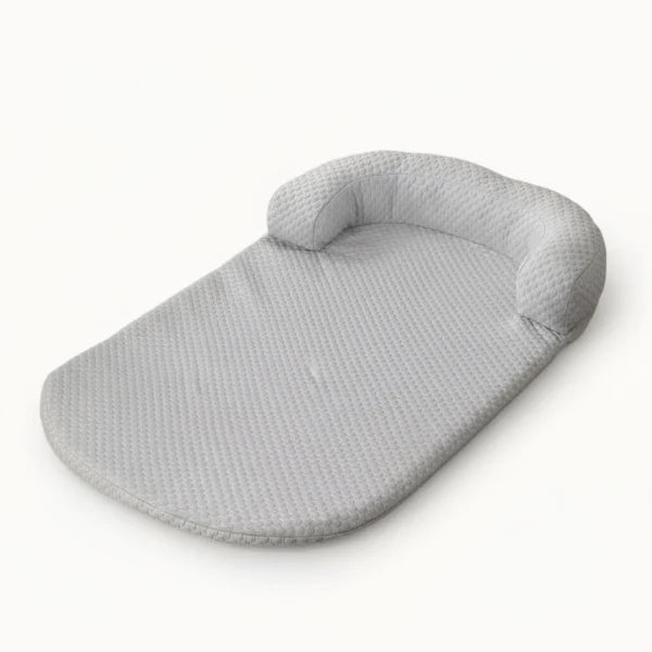 Tapis rafraichissant pour chien gris clair avec rebord surélevé confortable par Oscar et Plume