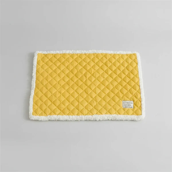 Tapis réversible pour chat et chien jaune matelassé avec bordure en fourrure blanche confortable