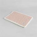 Tapis réversible pour chat et chien rose matelassé avec bordure en fourrure blanche par Oscar et Plume