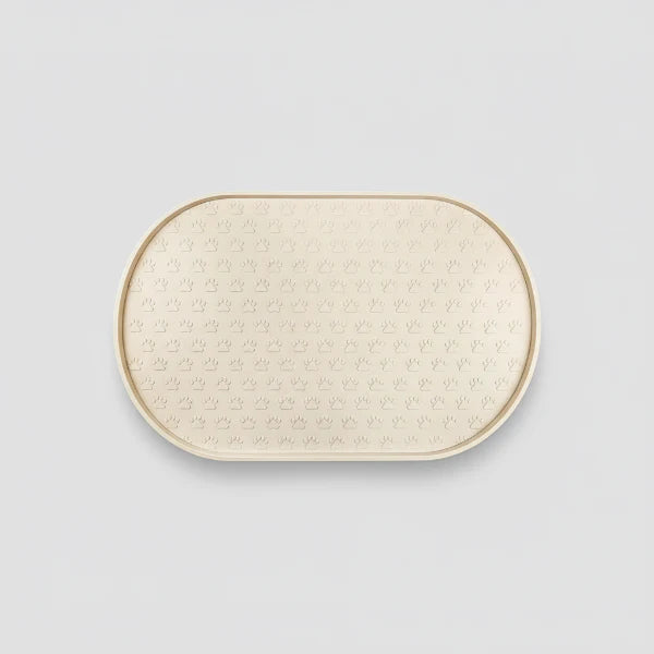Tapis silicone gamelle chien beige avec motifs pattes pour un espace repas propre et antidérapant