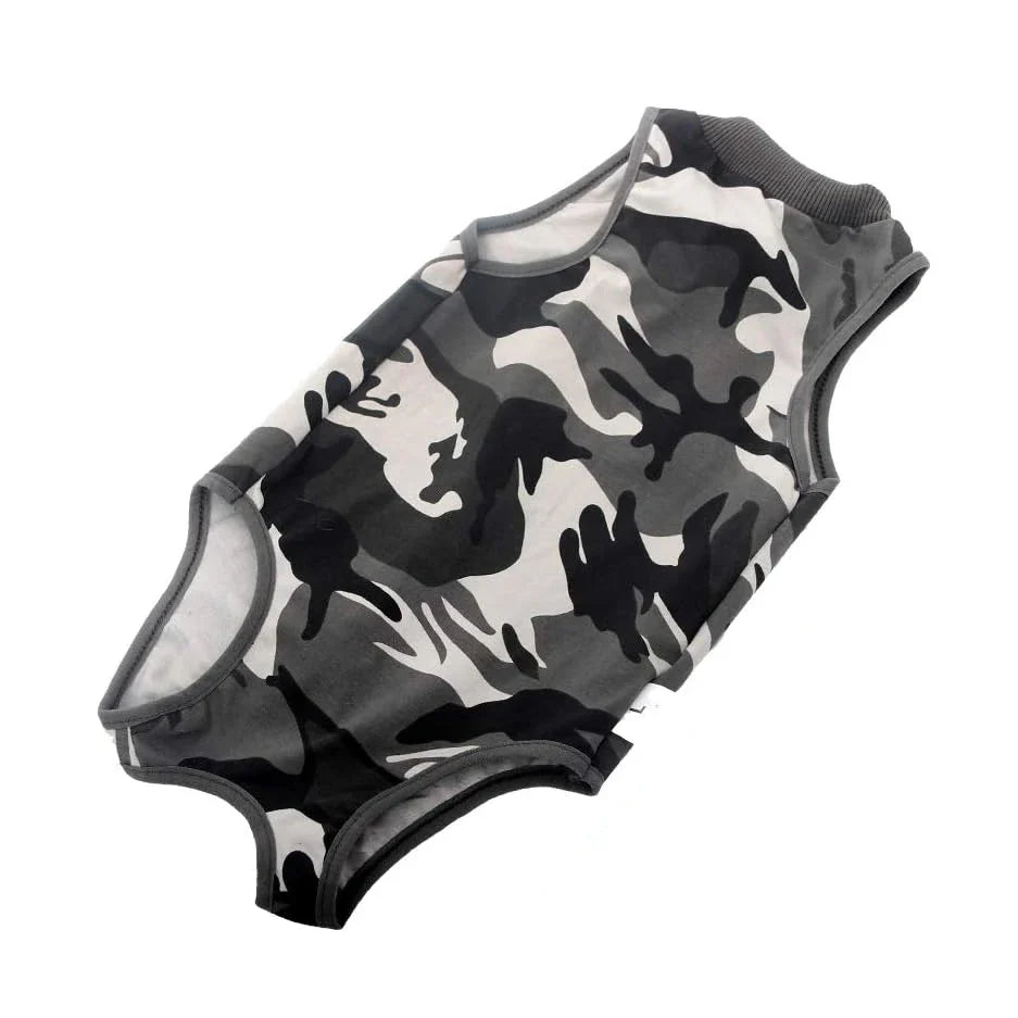 Tee-shirt post opératoire pour chat en camouflage, conçu pour le confort et la protection après une chirurgie.