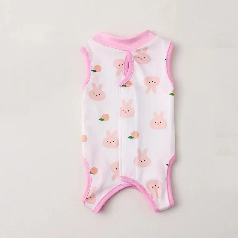 T-shirt post opération chat avec motifs lapin rose et bordures roses pour confort et protection