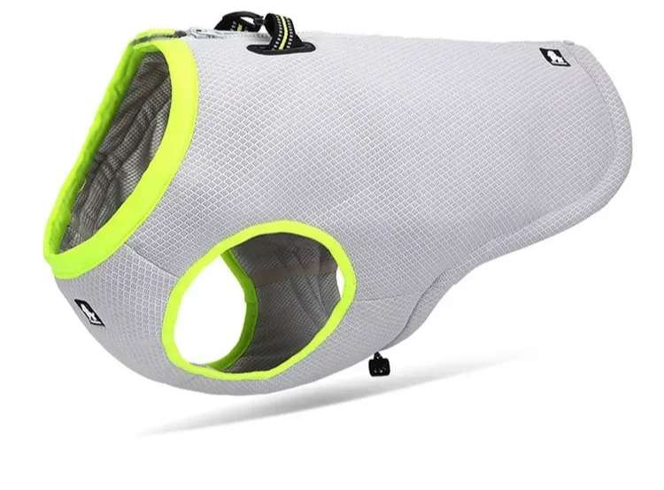 Veste rafraîchissante pour chien grise avec liseré jaune fluo conçue par Oscar et Plume
