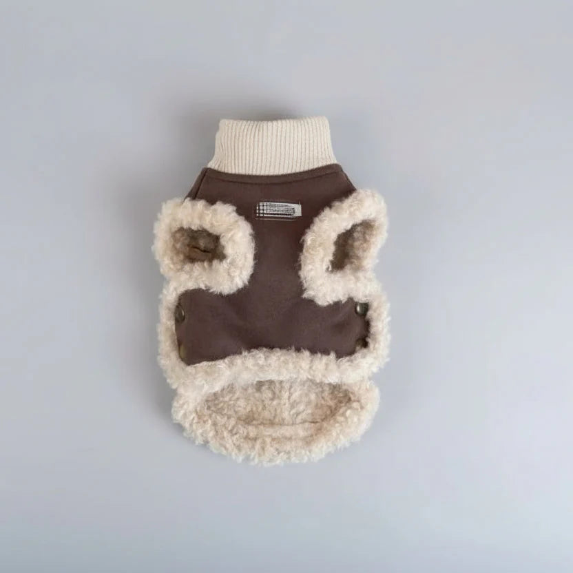 Vêtement fausse fourrure pour petit chien de couleur marron avec capuche et détails en fourrure douce