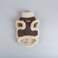 Vêtement fausse fourrure pour petit chien de couleur marron avec capuche et détails en fourrure douce